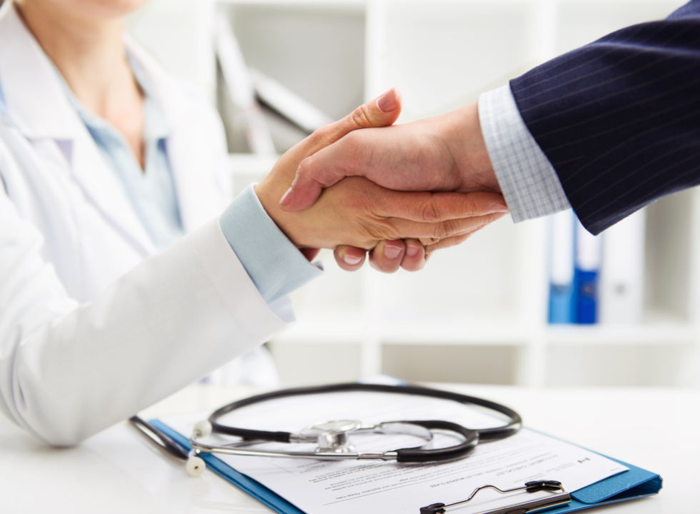 benefícios de oferecer planos de saúde empresariais aos seus funcionários